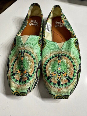 YesWeVibe Slip-On Flats in Green & Orange US 8M 9.5W Like New